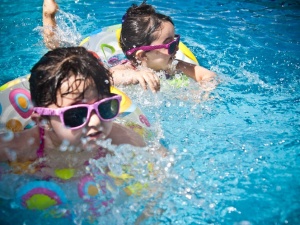 Pieluszki do pływania dla dzieci – dlaczego są ważne?