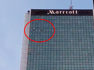 [WIDEO] Warszawa: Dwóch mężczyzn postanowiło wspiąć się na Marriott bez żadnych zabezpieczeń