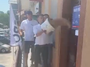 Protest AgroUnii. Kołodziejczak wysypał zboże przed biurem poselskim ważnego polityka PiS [WIDEO]