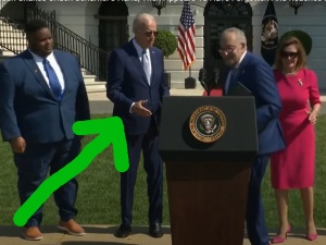 Biden podaje rękę, by za chwilę o tym zapomnieć. To wideo już stało się viralem [WIDEO]