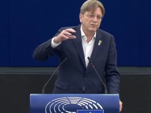 Verhofstadt wściekły na Morawieckiego. PiS nie może tego cofnąć