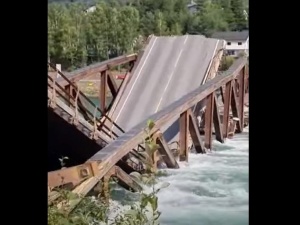 „Absolutnie nierealne”. Zawalił się drewniany most w Norwegii [WIDEO]