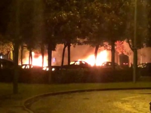 Francja. Zamieszki z policją w mieście Alencon. Spalono 24 pojazdy [WIDEO]