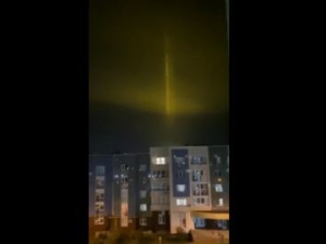 [WIDEO] Co tam się dzieje? Dziwne żółte światło nad rosyjskim Biełgorodem koło ukraińskiej granicy. Trwają spekulacje
