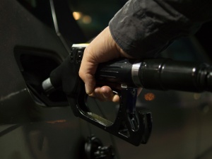 Nadchodzi spadek cen paliw? Eksperci wskazują możliwy scenariusz 