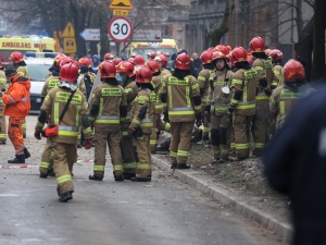 26 zastępów straży pożarnej, w drodze kolejni ratownicy. Wielka akcja służb po wybuchu gazu w Katowicach