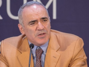 „Zbrodnie reżimu Putina były finansowane z niemieckich pieniędzy”. Garri Kasparow nie przebiera w słowach