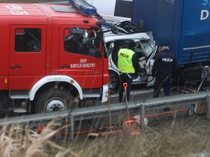 Dramat na S8. Porsche wbiło się w ciężarówkę. Nie żyją trzy osoby 