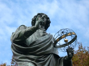 Poczta Polska wprowadziła do obiegu znaczek z wizerunkiem Kopernika. Wybitny astronom