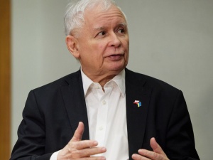 Jarosław Kaczyński przyjął ofertę Sikorskiego. Prezes PiS dokonał wpłaty 50 tys. zł