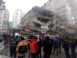 668 ofiar śmiertelnych, 1700 zawalonych budynków. Nowe informacje po kataklizmie w Turcji i Syrii