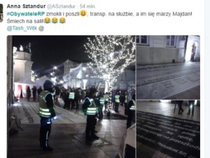Prowokacja na Krakowskim Przedmieściu oczyma internautów: "Zmokli i poszli"