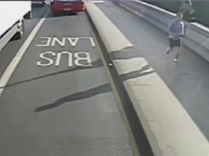 [video] Mężczyzna podczas biegania wepchnął kobietę pod autobus. Potem kompletnie zignorował swoją ofiarę
