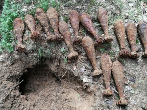 Sto kilogramów ładunków wybuchowych z II wojny światowej leżało w lesie. Akcja CBŚP