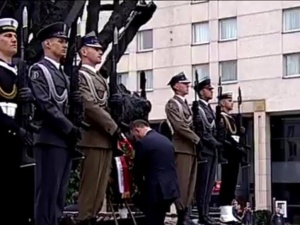 [video] Prezydent Andrzej Duda oddał hołd pod pomnikiem Poległych i Pomordowanych na Wschodzie