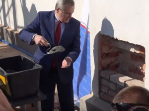 [video] Wmurowanie kamienia węgielnego pod Muzeum Żołnierzy Wyklętych w Ostrołęce. Muzeum już za rok