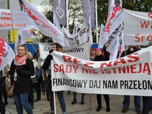 Pracownicy sądów pikietowali przed Sejmem. Walczą o zwiększenie wynagrodzenia