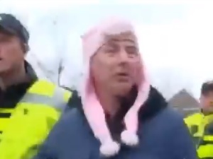 [video] Mężczyzna zatrzymany w Holandii za noszenie czapki w kształcie świnki
