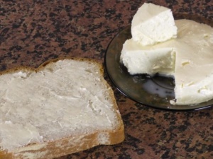 Czy handlowcy sztucznie nie zawyżają cen masła? Sieci handlowe pod lupą UOKiK