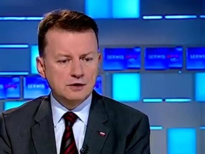 Mariusz Błaszczak skomentował decyzję HGW. "Kompromitacja i kpina z Polaków!"