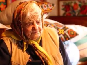 [video] Starsza kobieta śpiewa "Rotę". Najsilniejsi twardziele płaczą