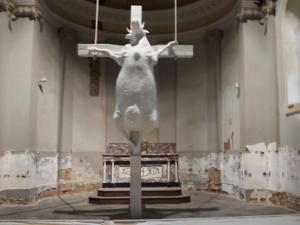Bluźnierstwo w Belgii: Krowa ukrzyżowana na miejscu Chrystusa... w katolickiej kaplicy!