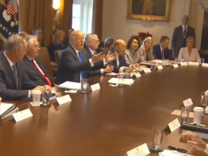 [video] Donald Trump poprosił o modlitwę podczas spotkania swojego gabinetu
