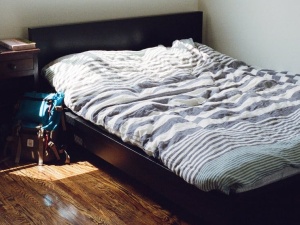 [video] Reakcja 8-letniego bezdomnego chłopca, który dostał własne łóżko podbiła sieć