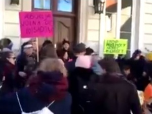 [video] "Hej klecho wyjdź po dobroci". Protest aborcjonistów pod siedzibą Domu Arcybiskupów Warszawskich