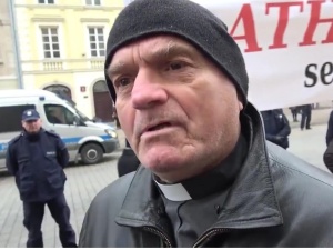 [video] Mężczyzna w stroju księdza na marszu feministek: Na tym Kościół katolicki się bardzo przejedzie
