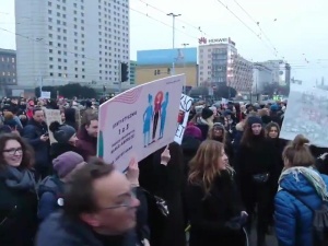 [video] "Raz i dwa aborcję miałam ja, i raz, dwa, trzy aborcję miałaś ty" - śpiewają uczestniczki marszu