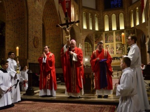 Liturgia Męki Pańskiej. Homilia abp Gądeckiego:Krzyż nie jest znakiem słabości, ale mocy i mądrości Bożej