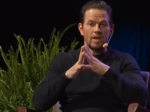 [video] Mark Wahlberg o wierze: Zawsze zaczynam mój dzień na kolanach