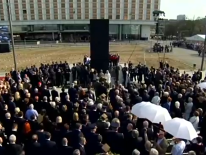 [Nasza relacja] Odsłonięto pomnik ofiar katastrofy smoleńskiej na placu Piłsudskiego