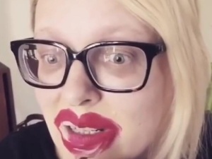 [video] Katarzyna Nosowska parodiuje celebrytów: "Sposób na upiększenie ust". Lepsze niż kabaret
