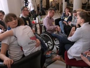 Protest rodziców osób niepełnosprawnych w Sejmie. Co oferuje rząd?