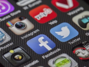 Petycja do premiera Morawieckiego o prawodawstwo stopujące cenzurę w social mediach