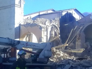 We Włoszech runęła bazylika św. Benedykta. Ludzie modlą się na kolanach przed ruinami