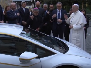 [VIDEO] Lamborghini papieża Franciszka sprzedane za ponad 700 tys. euro