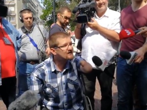 [video] Dyskusja niepełnosprawnych pod Sejmem. "Ja pracuję i te pieniądze które zarobię są błogosławione"