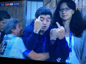 Diego Maradona trafił do szpitala. Już w trakcie meczu zachowywał się dziwnie...