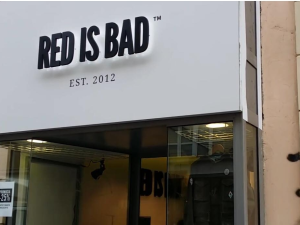 Premier odwiedził sklep Red is Bad, by kupić koszulki dla wolontariuszy
