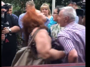 [Wideo] Sympatyczka totalnej opozycji zaatakowała 74-latka na spotkaniu z Patrykiem Jakim