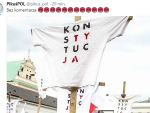 Koszulki z napisem "Konstytucja" na... krzyżu. Czy protestujący obrazili uczucia religijne?