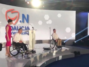 [Konwencja KO] Przemawiają Kuba Hartwich i Adrian Glinka, uczestnicy strajku osób niepełnosprawnych