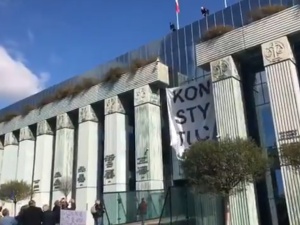 Wielki banner z napisem "Konstytucja" zawisł na gmachu Sądu Najwyższego. Zgodę wydał D. Zawistowski
