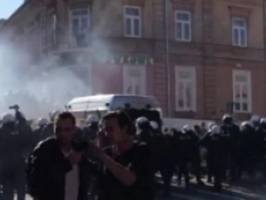 [video] Policja użyła siły wobec narodowców. Reporter Radia ZET sugeruje, że wobec Marszu Równości?