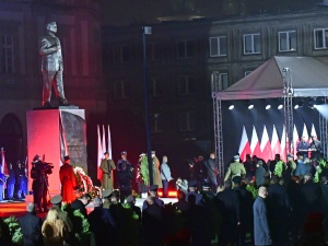 [Nasza Fotorelacja] Pomnik Lecha Kaczyńskiego stanął na placu Piłsudskiego