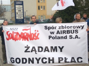 Spontaniczne spotkanie pracowników  Airbus Poland S.A. Żądają godnych płac