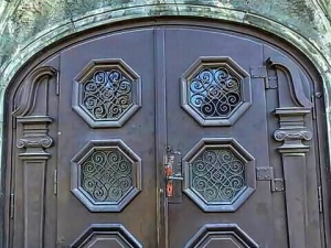Zabytkowe drzwi ze szkoły pisarza Janoscha "przeżyły" dwie wojny, ale nie gminny remont